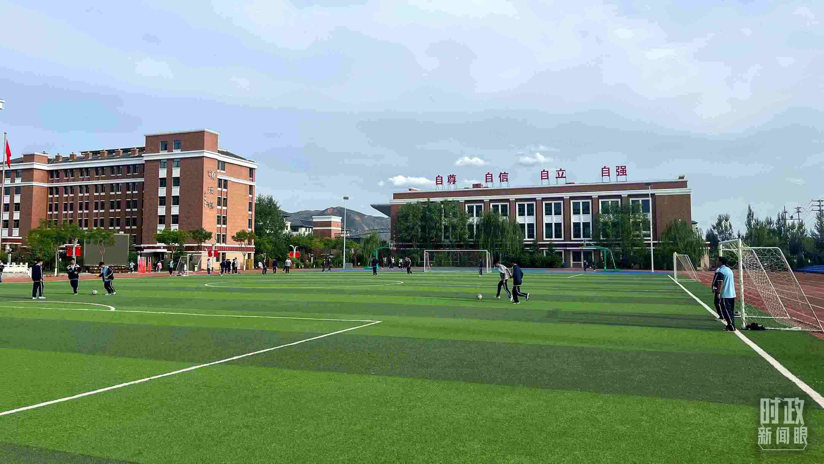 △果洛西寧民族中學(xué)。（總臺央視記者楊波、楊新禹拍攝）