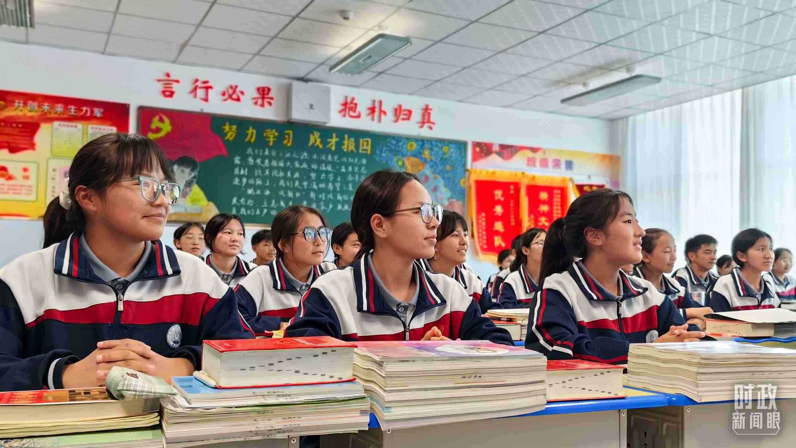 △果洛西寧民族中學(xué)高一（1）班的“新時代、新家鄉(xiāng)”主題思政課。（總臺央視記者段德文拍攝）
