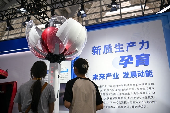 6月20日，與會(huì)者參觀天津云圣智能科技有限責(zé)任公司展區(qū)展出的“圣·寶蓮燈”全自主無(wú)人機(jī)巡檢系統(tǒng)。新華社記者 孫凡越 攝