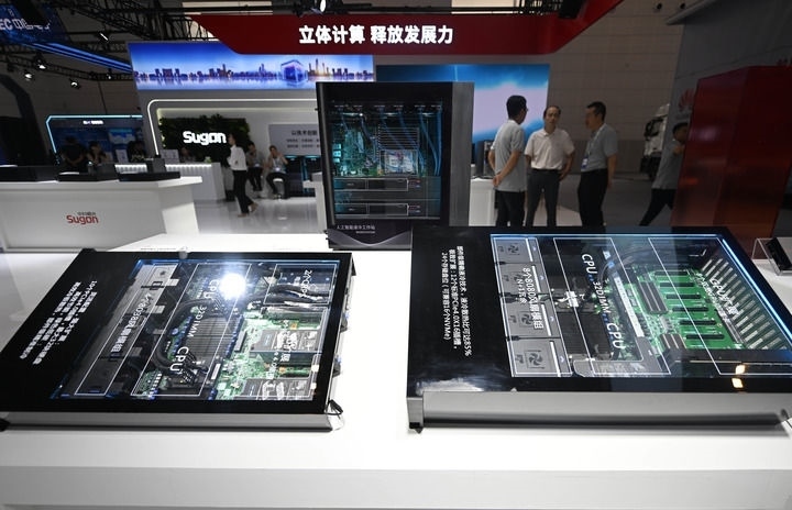 這是6月20日在博覽會(huì)上拍攝的中科曙光展區(qū)的一臺(tái)人工智能服務(wù)器。新華社記者 趙子碩 攝