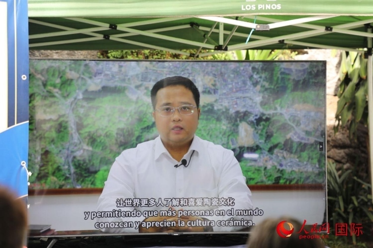 德化縣人民政府縣長方俊欽視頻致辭。人民網 埃內斯托·多明戈斯攝