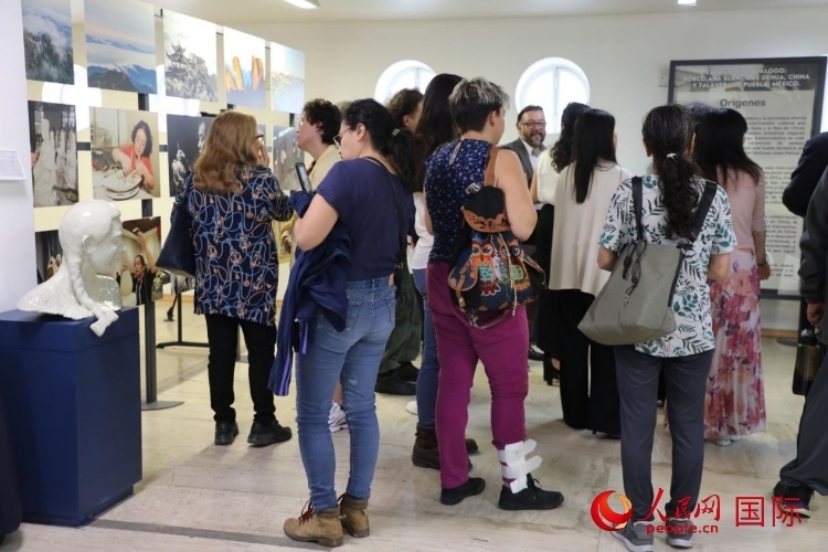 在展覽現場，觀眾們駐足欣賞德化白瓷和墨西哥彩瓷。人民網 埃內斯托·多明戈斯攝