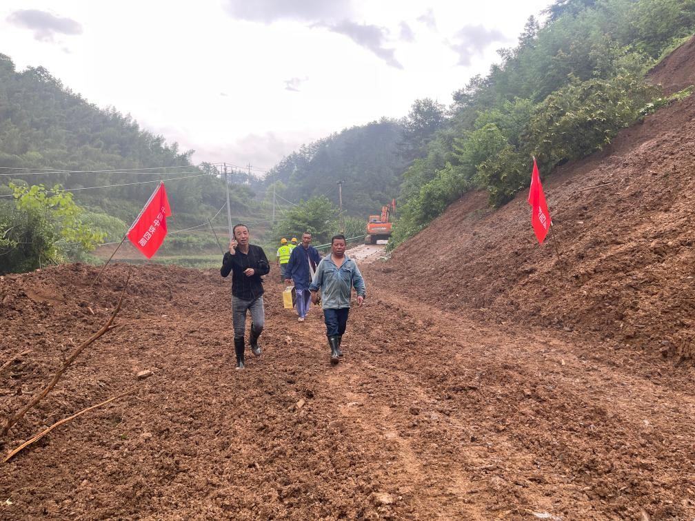 6月22日，木石里008縣道最后一個塌方點搶通。（受訪者供圖）