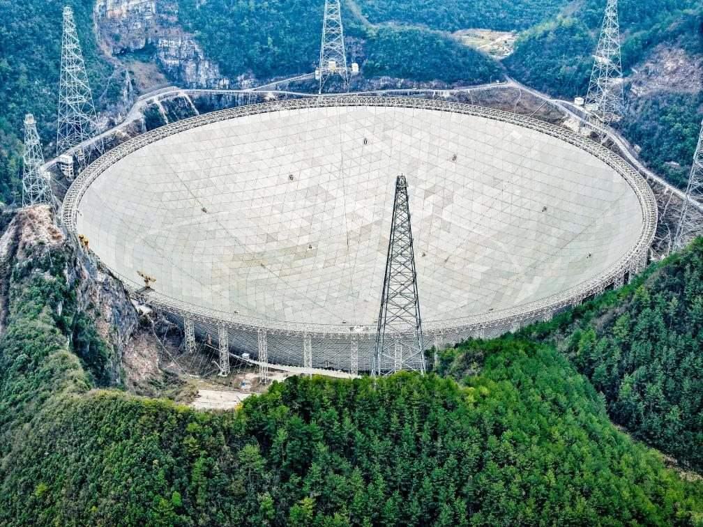 這是2024年2月26日拍攝的位于貴州的“中國(guó)天眼”（無(wú)人機(jī)全景圖片，維護(hù)保養(yǎng)期間拍攝）。新華社記者 歐東衢 攝