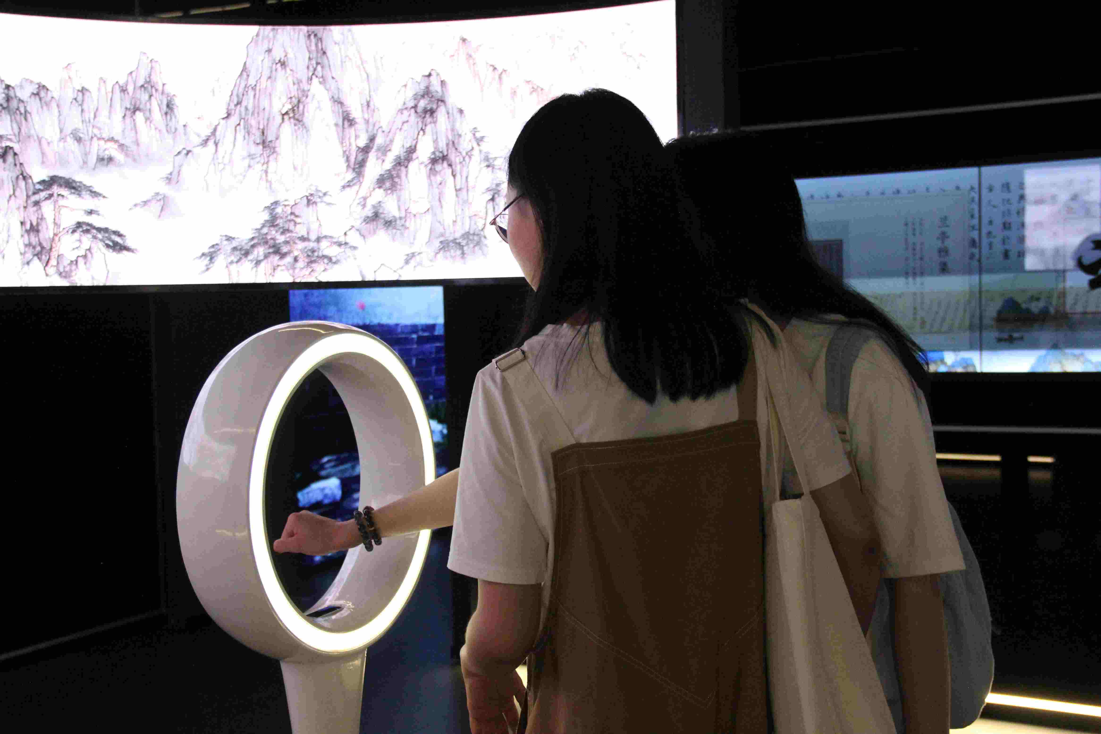 游客在“元啟金陵”南京數(shù)字文化客廳參觀并參與互動(dòng)。受訪者供圖