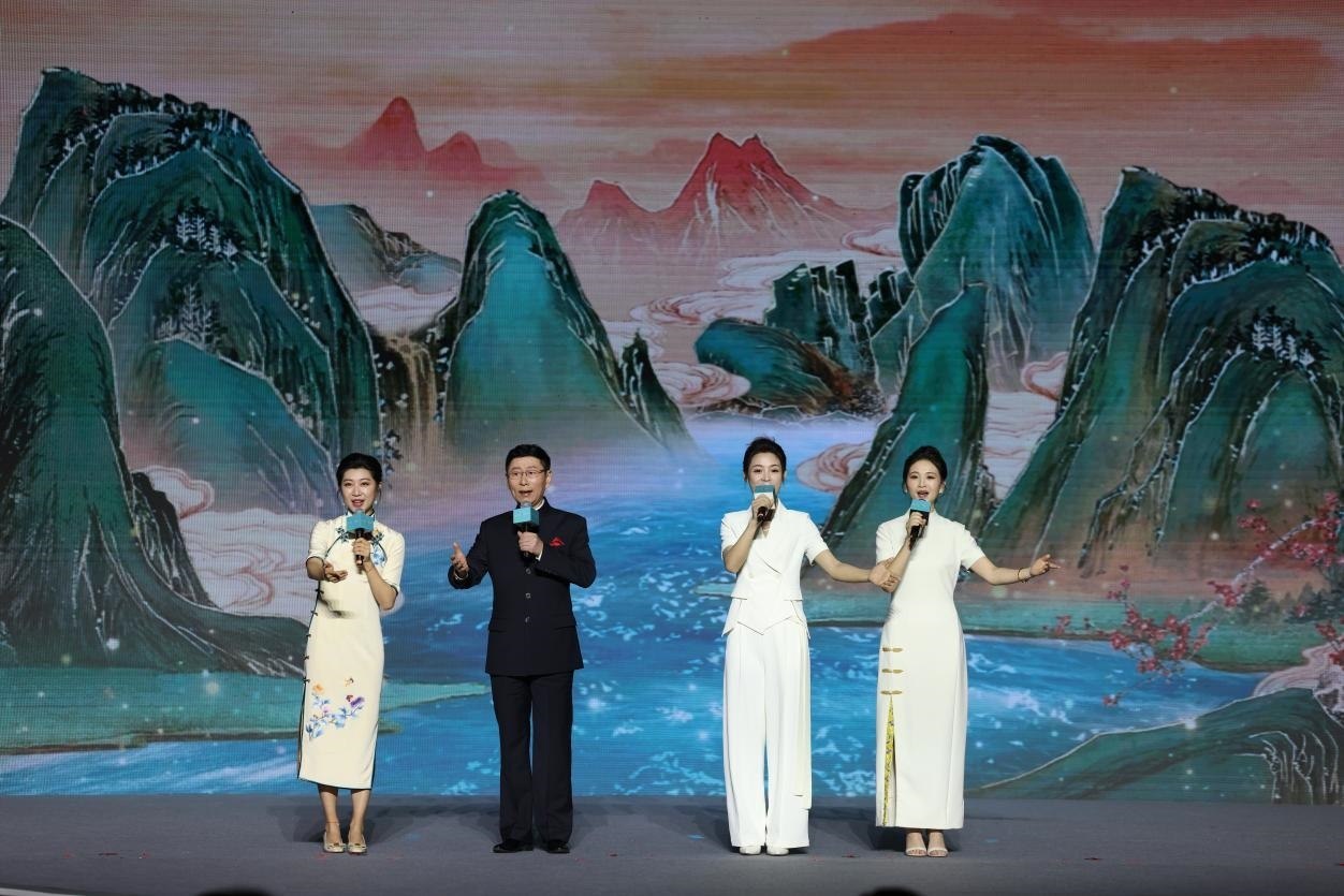 國家一級演員、京劇表演藝術(shù)家王平（左二），國家一級演員、南京藝術(shù)學(xué)院教授單雯（左一），浙江小百花越劇團青年演員陳麗君（右二）、何青青（右一）同臺唱響千年運河情。