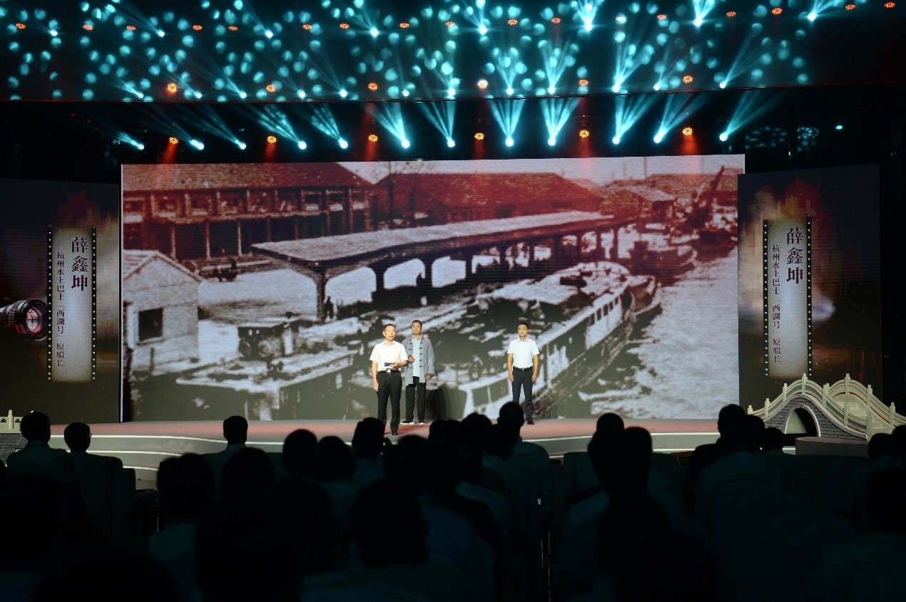 杭州水上巴士“西湖”號原船長薛鑫坤（左）、窯灣古鎮(zhèn)漁民藝術(shù)團團長沈召明（中）、港航潤楊6060貨船主楊杰偉（右）現(xiàn)場講述。