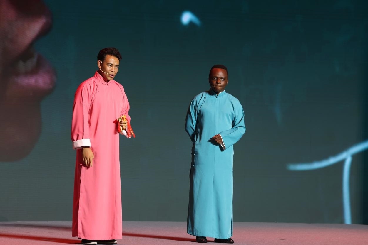 來自馬達(dá)加斯加的北京外國語大學(xué)教師唐磊（左）和來自肯尼亞的天津師范大學(xué)博士生孔愛凱（右）說唱大運河。