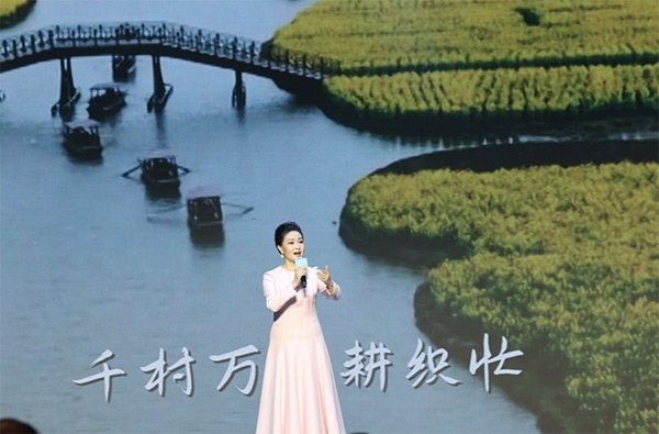 歌唱家、中國音樂學(xué)院教授雷佳現(xiàn)場演唱。