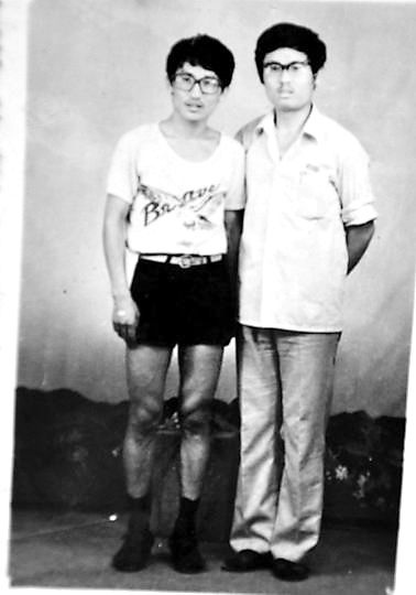 薛其坤（左）與大學同學合影。