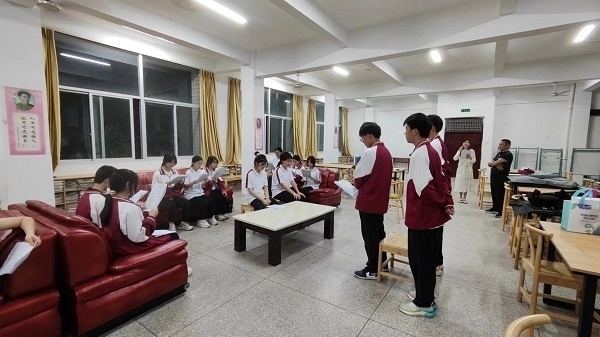 圖②：武平法院法官指導學生彩排。