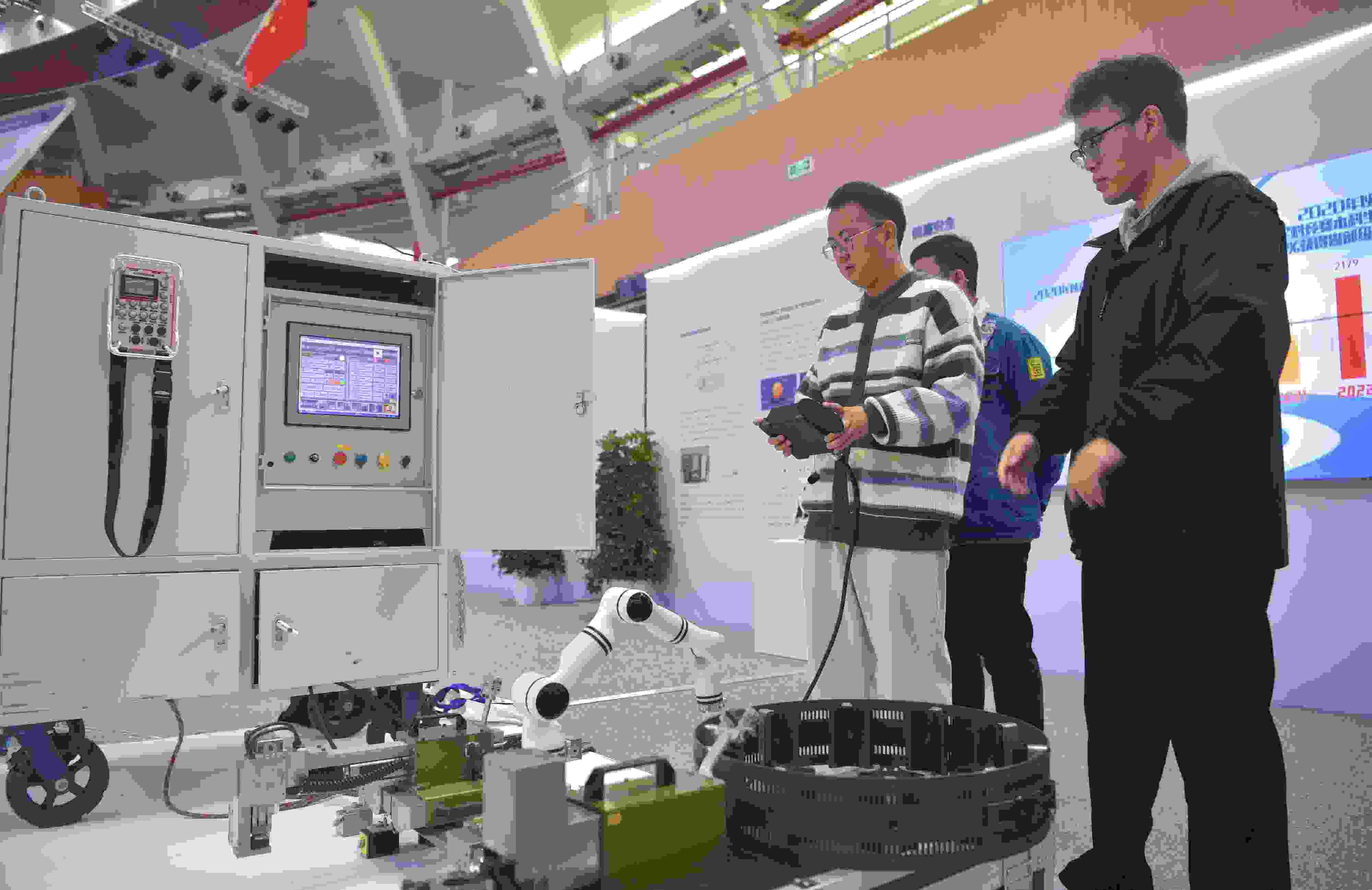 2023年，京南地區(qū)高校科技成果推介會(huì)在北京建筑大學(xué)大興校區(qū)舉行。圖為高校師生在展示管道全位置焊接機(jī)器人系統(tǒng)成果。