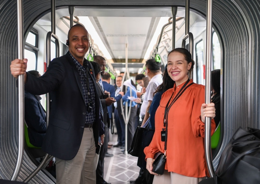 2024年4月22日，拉美和加勒比國家駐華使節(jié)、機構代表和記者應外交部邀請，在襄陽騰龍汽車有限公司參訪。新華社記者 杜子璇 攝