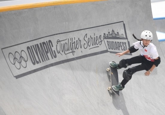 6月20日，鄭好好在比賽中，她在預(yù)賽中最佳成績?yōu)?2.60分。當(dāng)日，巴黎奧運(yùn)會資格系列賽布達(dá)佩斯站滑板女子碗池預(yù)賽在布達(dá)佩斯舉行。新華社記者 賀燦鈴 攝