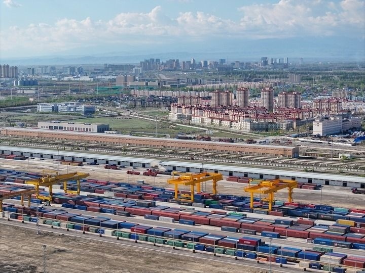 這是2024年4月18日拍攝的霍爾果斯鐵路口岸換裝場（無人機照片）。新華社記者 趙戈 攝