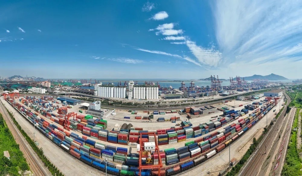 中哈連云港物流合作基地及集裝箱碼頭。（圖源：新華社）