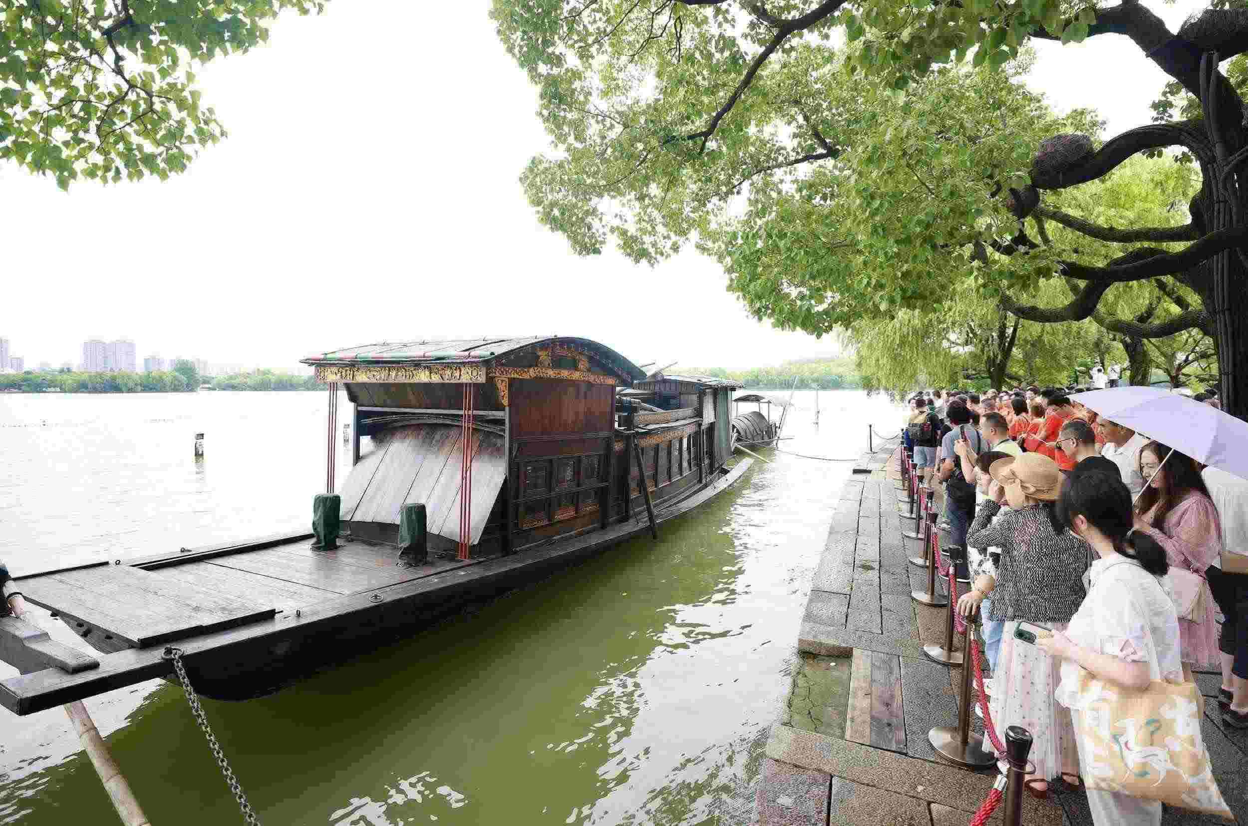 浙江嘉興，游客在南湖景區(qū)湖心島瞻仰紅船，感悟“紅船精神”。（圖片來源：視覺中國）