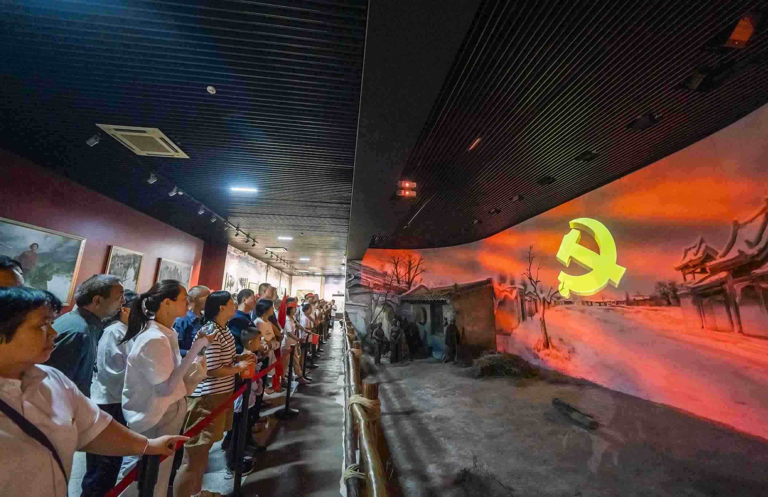 山西呂梁，游客正在文水縣劉胡蘭紀念館參觀。（圖片來源：視覺中國）