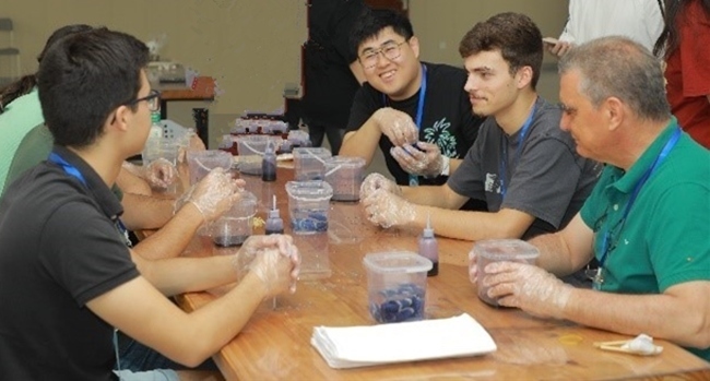 葡萄牙魯班工坊師生扎染體驗(yàn)。天津機(jī)電職業(yè)技術(shù)學(xué)院供圖