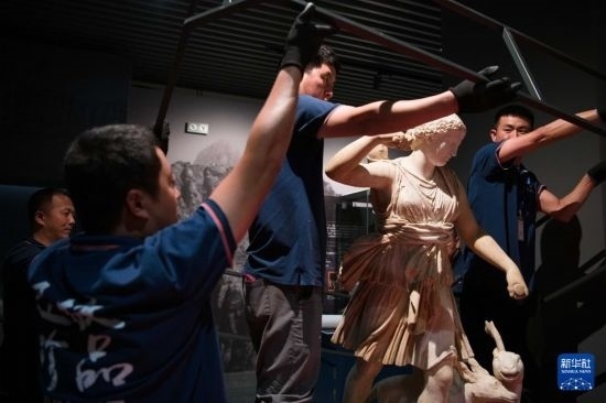 7月2日，工作人員將開箱后的古希臘文物放置在展臺上。新華社記者 張端 攝