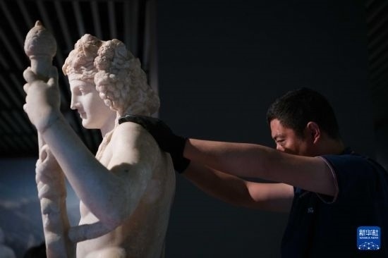 7月2日，工作人員將開箱后的古希臘文物放置在展臺上。新華社記者 張端 攝