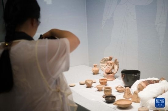 7月2日，開箱后的古希臘文物被工作人員移入展柜。新華社記者 張端 攝