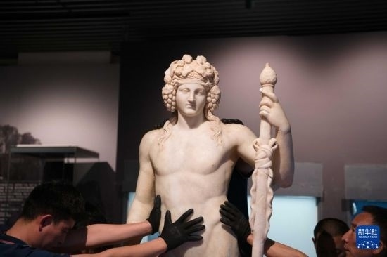 7月2日，工作人員將開箱后的古希臘文物放置在展臺上。新華社記者 張端 攝
