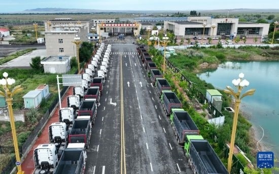 7月2日，車輛在巴克圖口岸有序出境（無人機照片）。新華社發(fā)（馬丁 攝）