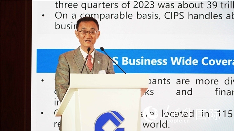 跨境銀行間支付清算有限責(zé)任公司總裁許再越發(fā)言。 人民網(wǎng) 張茜 攝