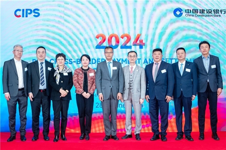 鄭冰開公使與CIPS公司、建行總行以及在南中資銀行合影、留念。（中國建設(shè)銀行約翰內(nèi)斯堡分行供圖）