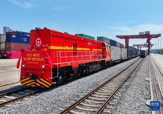 5月29日，在中哈連云港物流合作基地，首列連云港-阿拉木圖“滾裝+班列”跨境多式聯(lián)運(yùn)專列整裝待發(fā)（無人機(jī)照片）。新華社發(fā)（王健民 攝）