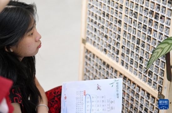 7月3日，外國學生在了解中國的活字印刷。新華社記者 李然 攝
