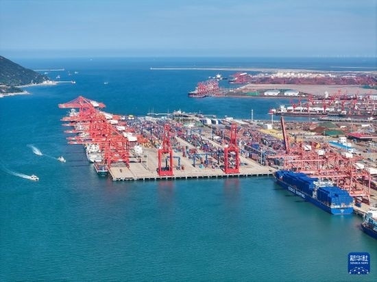 6月26日，貨輪?？吭谶B云港港集裝箱碼頭（無人機(jī)照片）。新華社記者 季春鵬 攝