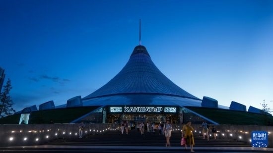 這是7月1日在哈薩克斯坦首都阿斯塔納拍攝的“可汗之帳”購物中心。新華社記者 王建華 攝