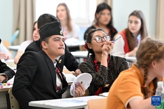 7月3日，外國學生在學習中國文化。新華社記者 李然 攝