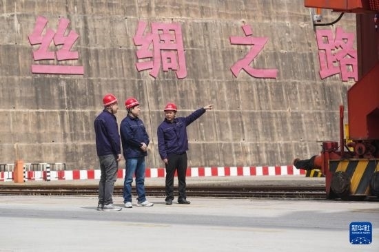 中哈兩國工作人員在中哈連云港物流合作基地交流（2023年5月10日攝）。新華社記者 季春鵬 攝