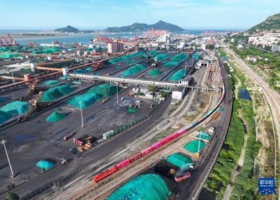 6月26日，“韓國-連云港-中亞”國際多式聯(lián)運(yùn)班列從中哈連云港物流合作基地出發(fā)，駛往哈薩克斯坦、烏茲別克斯坦（無人機(jī)照片）。班列運(yùn)載的55個(gè)大柜此前于6月13日從韓國境內(nèi)發(fā)出，經(jīng)釜山港海運(yùn)抵達(dá)連云港后轉(zhuǎn)由鐵路運(yùn)輸。新華社記者 季春鵬 攝