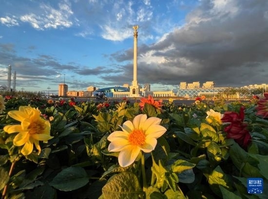 這是7月2日拍攝的哈薩克斯坦首都阿斯塔納獨立廣場。新華社記者 岳月偉 攝