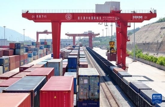 6月30日，在中哈連云港物流合作基地，大型機(jī)械在吊裝集裝箱（無人機(jī)照片）。新華社發(fā)（王健民 攝）