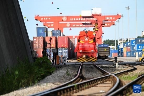 6月26日，“韓國-連云港-中亞”國際多式聯(lián)運(yùn)班列從中哈連云港物流合作基地出發(fā)，駛往哈薩克斯坦、烏茲別克斯坦。班列運(yùn)載的55個(gè)大柜此前于6月13日從韓國境內(nèi)發(fā)出，經(jīng)釜山港海運(yùn)抵達(dá)連云港后轉(zhuǎn)由鐵路運(yùn)輸。新華社記者 季春鵬 攝