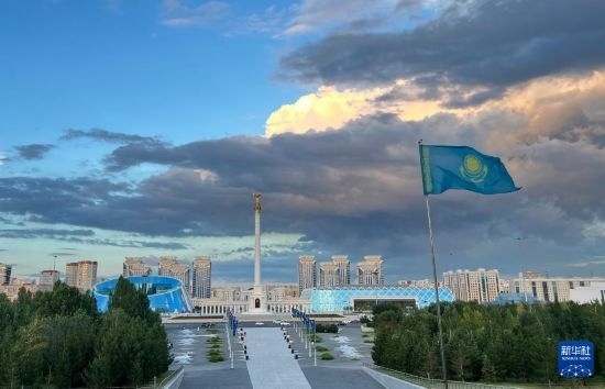 這是7月2日拍攝的哈薩克斯坦首都阿斯塔納獨立廣場。新華社記者 岳月偉 攝