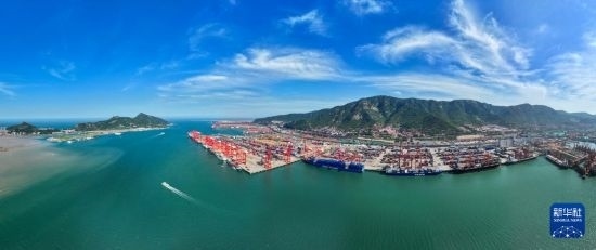 6月26日，貨輪停靠在連云港港集裝箱碼頭（無人機(jī)照片）。新華社記者 季春鵬 攝