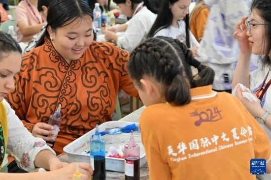 7月3日，外國學生在了解中國的染布技術(shù)。新華社記者 李然 攝