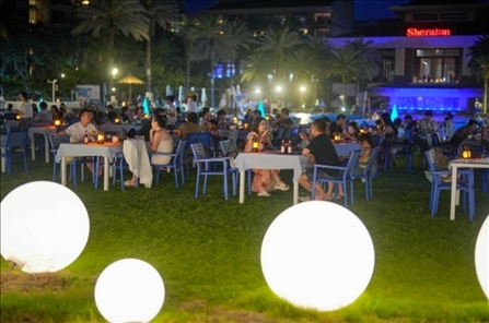 海南萬寧：暑期旅游旺季來臨 游客海邊休閑度假（圖片來源：視覺中國(guó)）