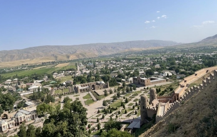 位于塔吉克斯坦杜尚別西北的吉薩爾古城，有著3000多年歷史。有研究認(rèn)為，張騫出使大宛回程途中曾經(jīng)過此地。圖為從吉薩爾古城城墻俯瞰城門與市鎮(zhèn)。本報記者 曲頌 攝