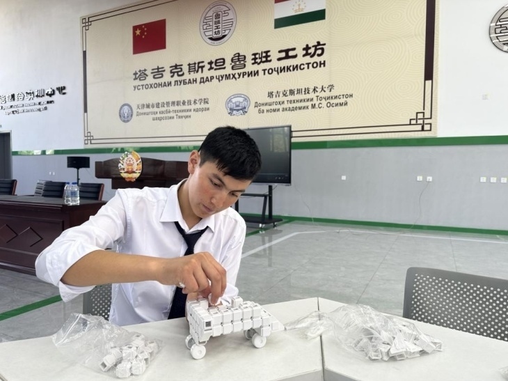 在塔吉克斯坦魯班工坊內(nèi)，學(xué)員正在操作能力源創(chuàng)新套件。本報記者 屈佩 攝