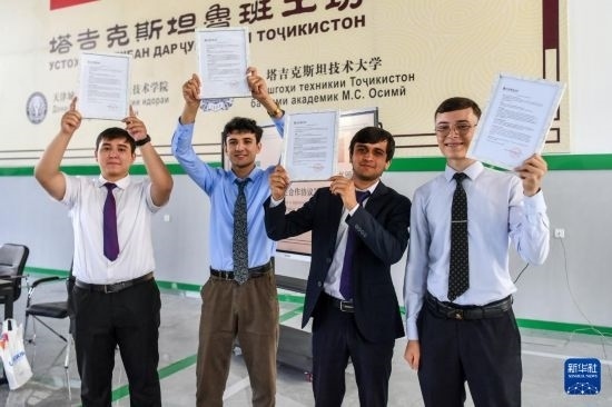 7月3日，在塔吉克斯坦首都杜尚別，魯班工坊赴華留學(xué)生展示錄取通知書。新華社記者 曹陽(yáng) 攝