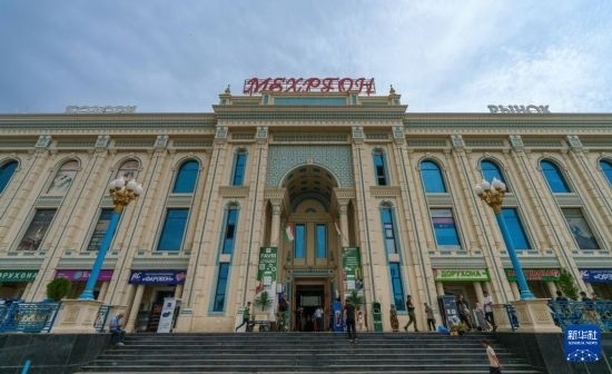 這是7月1日在塔吉克斯坦首都杜尚別拍攝的大巴扎外景。新華社記者 周荻瀟 攝