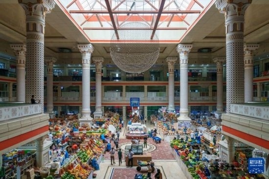 這是7月1日在塔吉克斯坦首都杜尚別拍攝的大巴扎內(nèi)景。新華社記者 周荻瀟 攝