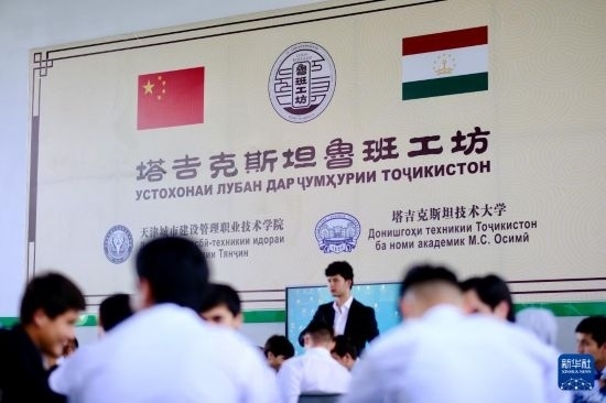 6月14日，學(xué)生們?cè)谒怂固故锥级派袆e的魯班工坊內(nèi)學(xué)習(xí)。新華社記者 鄭開(kāi)君 攝